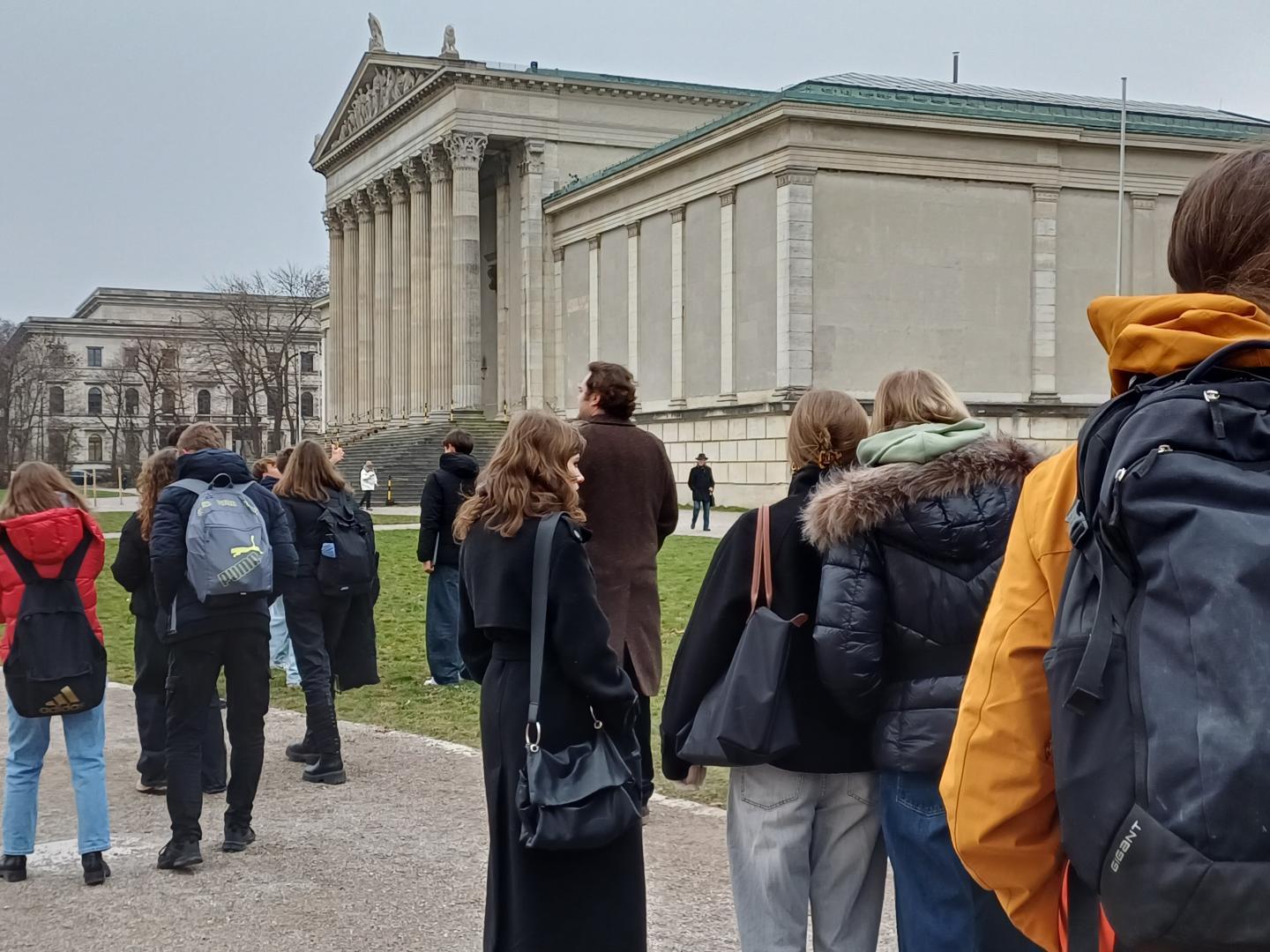 „Politischer und gesellschaftlicher Konsens. Konflikte und Konfliktlösungsstrategien – in der Antike und heute?“ vom 3. 12. – 8. 12. am Wittelsbacher-Gymnasium in München - Programm